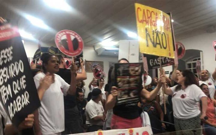 Ativistas participam de audiência pública sobre o transporte de carga viva no Porto de São Sebastião, SP