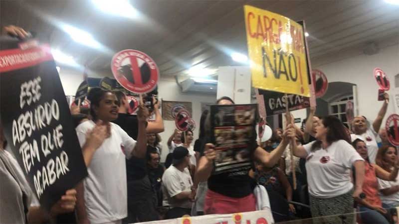 Ativistas participam de audiência pública sobre o transporte de carga viva no Porto de São Sebastião, SP